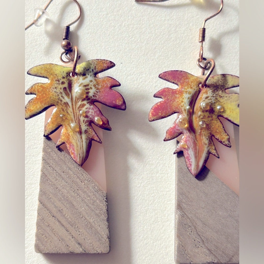Earrings NWOT “Autumn Leaves“ 🍁
Artisan Enameled Copper, peach acrylic & wood